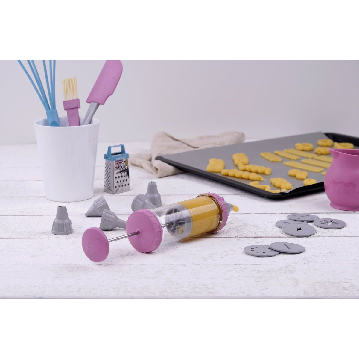 Seringue de pâtisserie type poche à douille avec 6 embouts et 6 disques à motifs Zenker