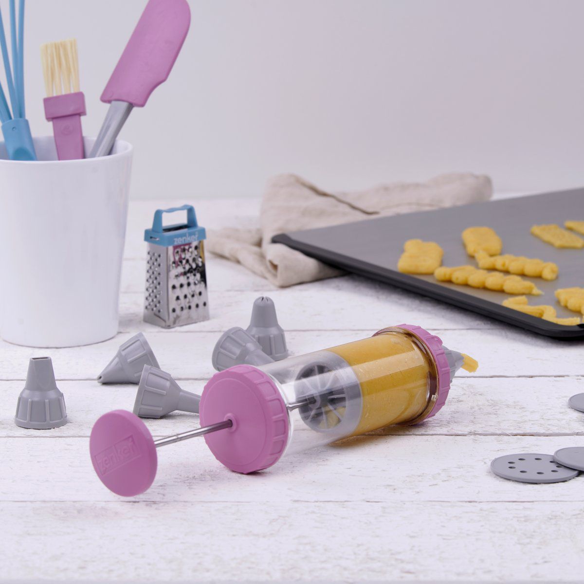Seringue de pâtisserie type poche à douille avec 6 embouts et 6 disques à motifs Zenker